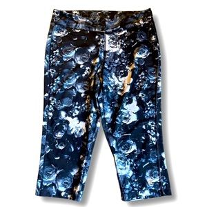 Women’s Champion Brand Blue Floral Patterned Yoga Athleisure Capris Size Medium